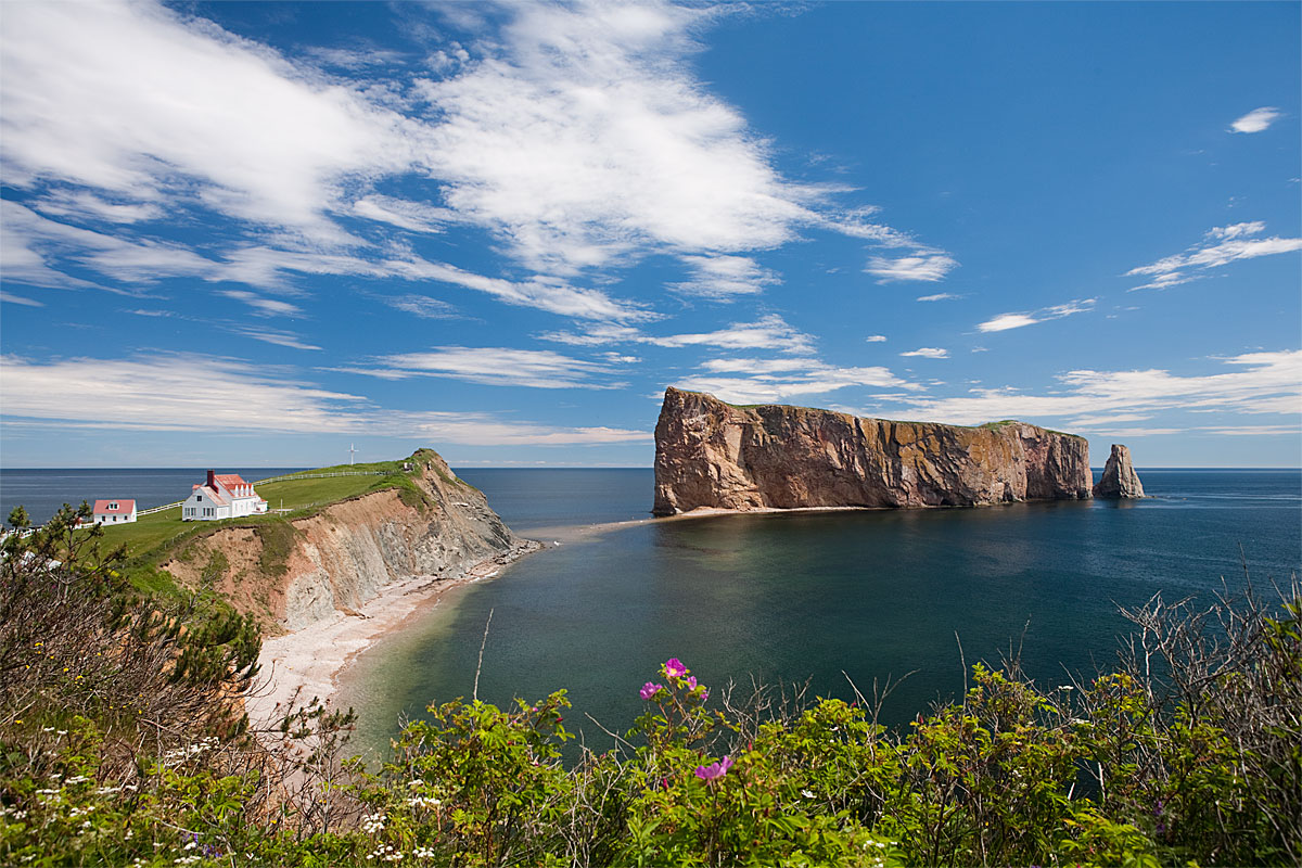 Rocher Percé, en Gaspésie, vu de loin.