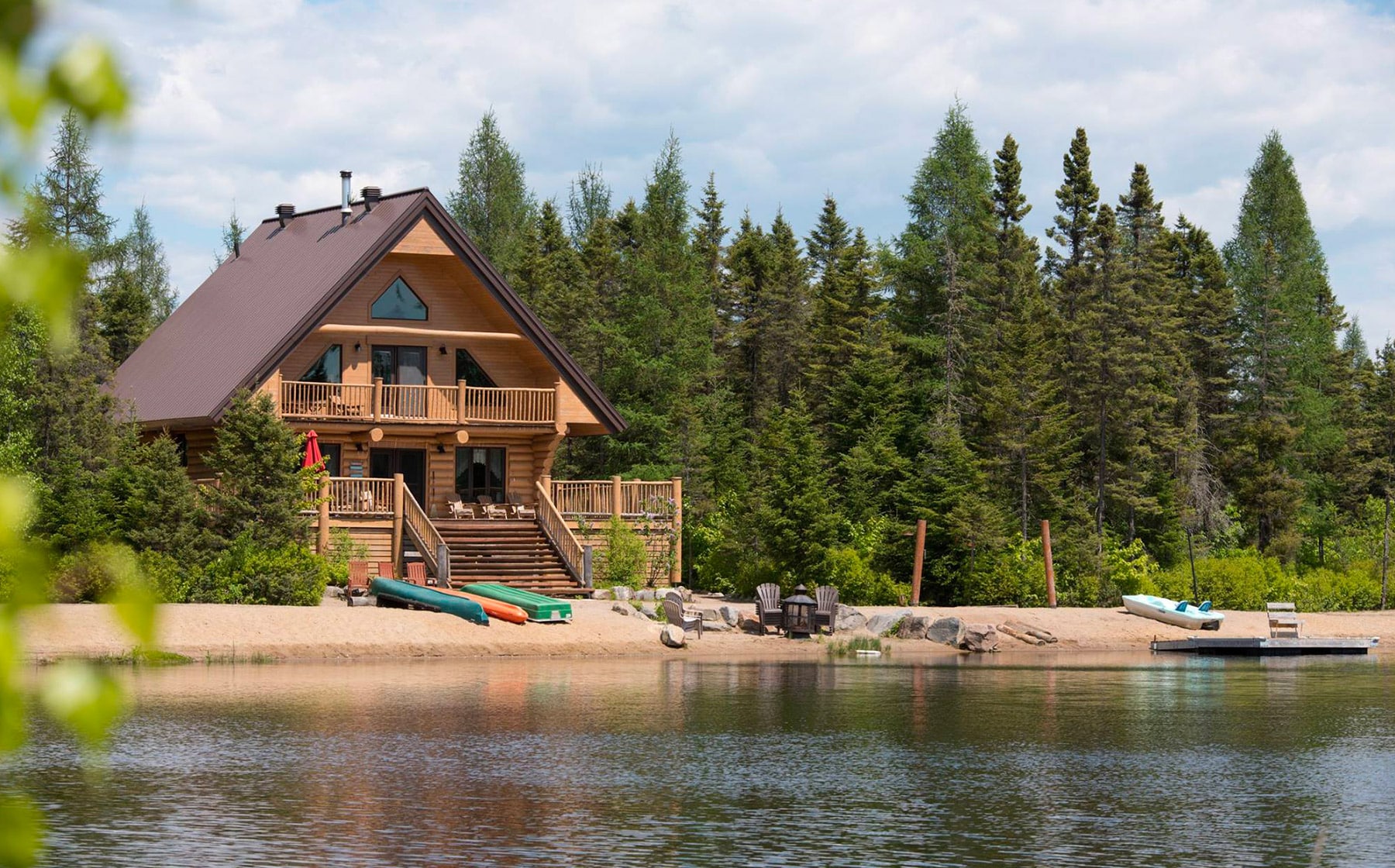 Chalet entouré d'une forêt et bordé d'une rivière
