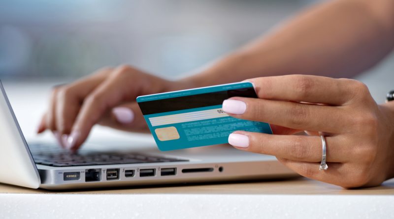 Femme qui effectue un paiement en ligne sur un ordinateur.