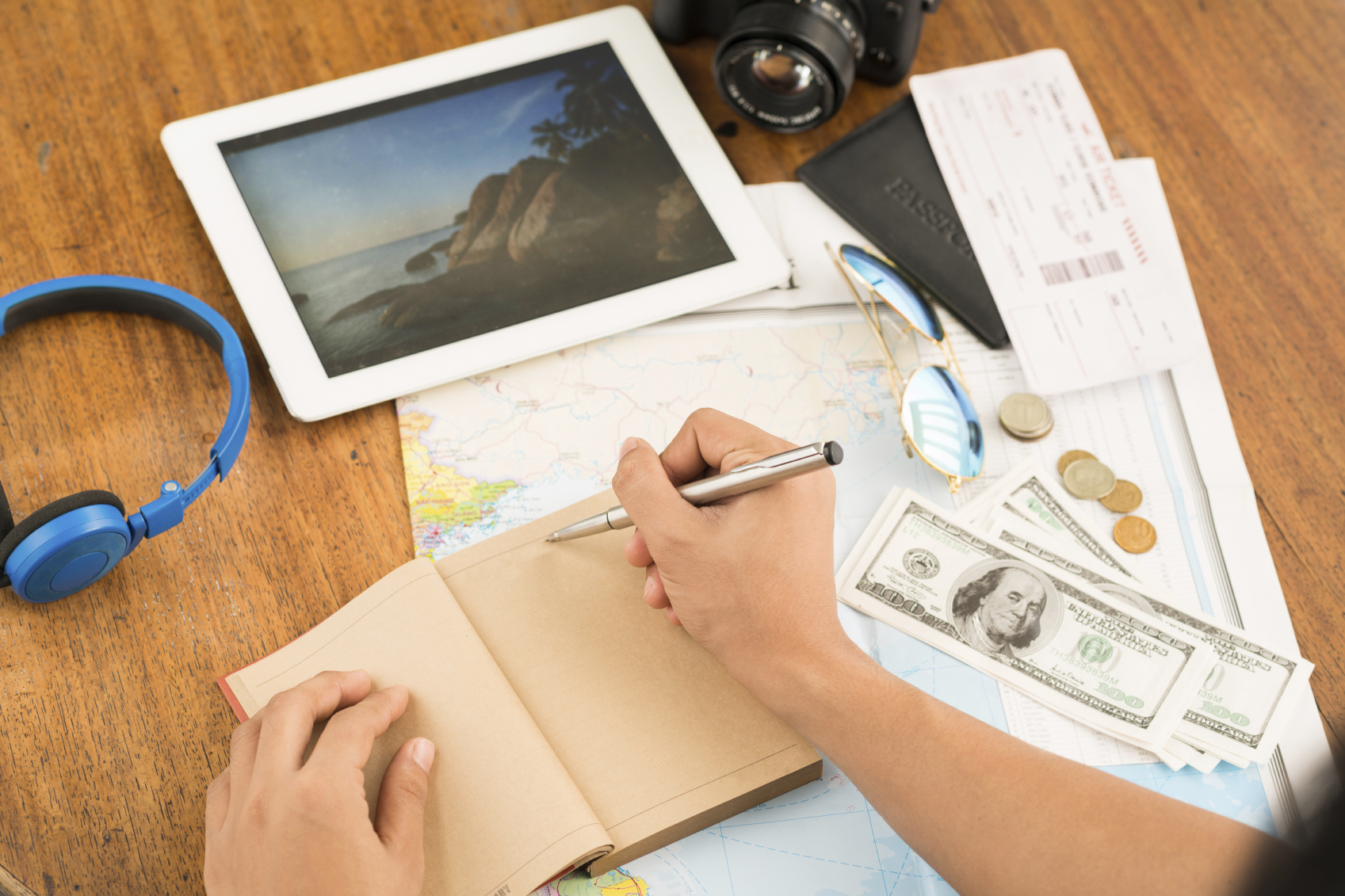Mains d'une personne planifiant ses vacances