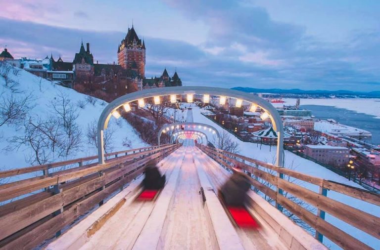 Les glissades de la Terrasse Dufferin avec une vue sur le Château Frontenac.