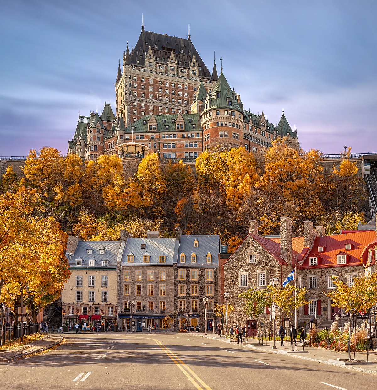 Le Château Frontnac et quelques bâtiments originaux, dans le Vieux-Québec.