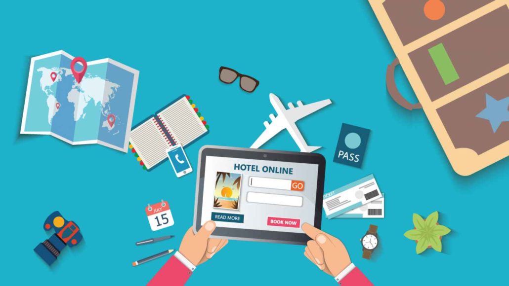 Tablette électronique ouverte sur un site de voyage et d'autres articles relatifs aux voyages.